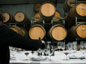 Envelhecimento de Vinhos e Análise Sensorial I imagem de mesa com copos e pipas - Formação Profissional Certificada